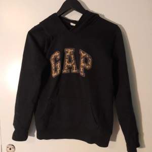 Svart GAP Hoodie Storlek M/152/158. Jag har andvänt den som XS/S   Obs, hund finns i hemmet   Fraktas enligt överenskommelse. Frakten bekostas av köparen.  3 för 2 på alla Hoodies/Tröjor (den billigaste gratis)   PRISET GÅR ATT FÖRHANDLA