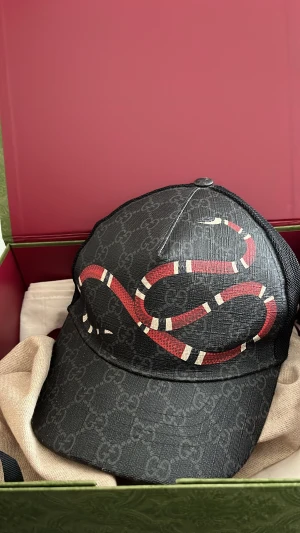 Gucci keps - Gucci KingSnake cap  Cond : 9,5/10 Strl : L/59Cm  Kepsen är självklart äkta och kvitton samt tags medföljs vid köp!  Byten kan komma till intresse, vid funderingar PM!  Finns i Kristianstad  