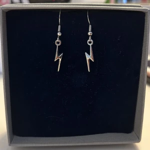 Örhängen med blixtar  - Örhängen med blixtar, 109kr/par, skulle man endast vilja köpa en kostar det 60kr/styck🤍