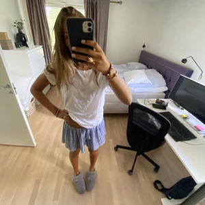 Randig byxkjol - Skönaste plagget jag äger. Det är shorts men ser ut som en kjol på. Hur sköna som helst och jättefina och stretchiga❤️strl 11-12 men passar xs-m