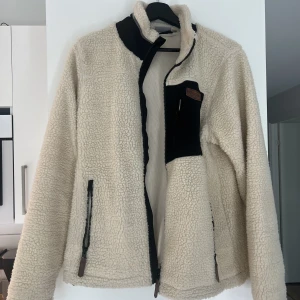 Fleecejacka - Beige fleecejacka i storlek M  Använd ca 2-3 gånger  Plagget finns på fler sidor så kan säljas. 