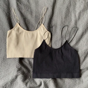 Toppar från bikbok - Ribbade toppar i fint skick från bikbok. Storlek xs/s. Båda för 90 och använd gärna köp nu🫶🏼