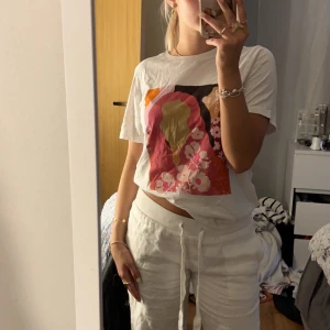 t-shirt med tryck - Knappt använd. T-shirt med tryck. Har för mig att den kostade 199 kr som ny. Pris kan diskuteras