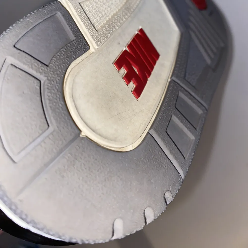 Hej säljer ett par Air Jordan 3 white cement i storlek 39, skick 9/10 då skorna har lite heeldrag men annars väldigt bra Scick, kan mötas upp och frakta med postnord. Pris kan diskuteras. Kom privat för äkthetsbevis Mvh Jesper. Skor.