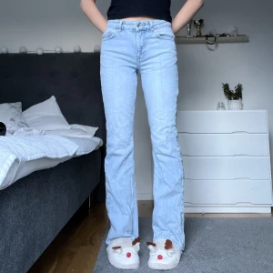 Ginatricot flare jeans💘 - Säljer ett par blåa Ginatricot flare jeans. Säljer pågrund av att jag använder ett par andra mer. Köpta för 500kr💙