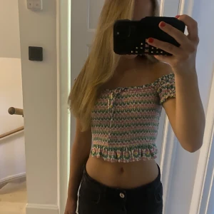 Topp - En as cool topp med blommor på. Den kan vara off sholder men även vanligt. Vid intresse/frågor skriv privat. 💕