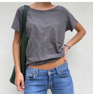 vintage tshirt  - grå vintage tshirt med pärlor som ett hjärta. storlek XL men passar mindre. 