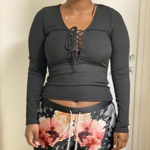 Fin topp från gina tricot - Svart snygg tröja från Gina Tricot i storlek S. Jätte fin till en utekväll💕💕