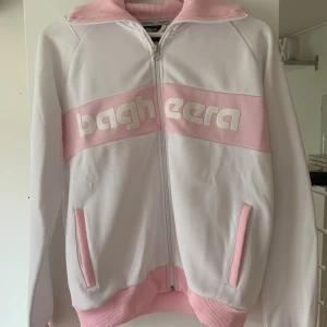 BAGHEERA WCT JACKET - Tvär snygg Bagheera jacka/munkjacka💗Endast använd 1 gång. Möts upp i stockholm eller fraktar för 85kr🤍 