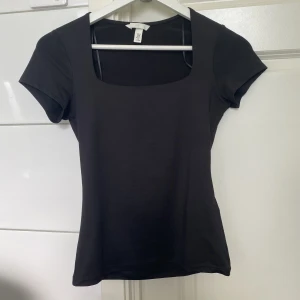 Topp med fyrkantig halsringning - Topp i nyskick från H&M. Endast testad. Världens skönaste material och figurnära. Storlek xs.