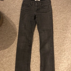 Gråa lågmidjade jeans - Super snygga lågmidjade jeans från Stockh LM🌸Använda men är i väldigt bra skick! Dom är i storlek 32 men jag skulle säga att dom är storlek 34. Jag säljer dessa därför att dom har blivit försmå💕