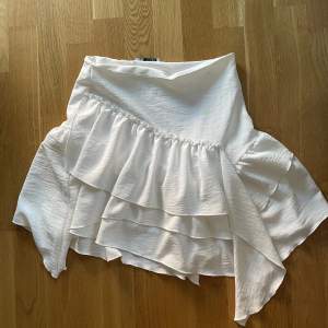 Vit osymmetriskt kjol från zara i storlek S. Skriv vid funderingar! 