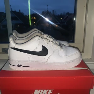 Air Force 1 - Hej! Säljer nu mina Air Force 1s i storlek runt 37-37,5 helt okej skick, säljer då dem är försmå. Använd ett fåtal gånger. Kom privat för frågor