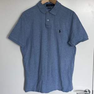 Ralph Lauren Polo Pike. Size L. In very good condition without flaws. Comfortable and cool looking, perfect for the summer🌞Retail price is around 1200 kr. Write from private for more information and dimensions🖤