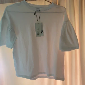 Volang t-shirt  - Jag säljer denna fina volang T-shirten för att den inte kommer komma till någon användning!🌷🌸som ni ser är den helt ny!