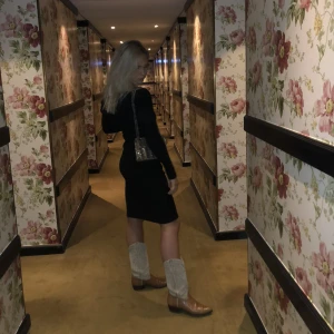 Stickad klänning  - Så fin stickad klänning som är som ny, endast använt någon gång .