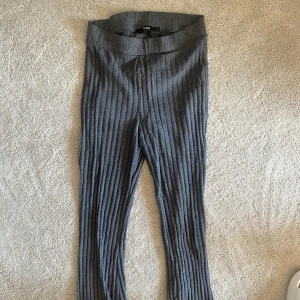 Ribbade byxor - Gråa ribbade byxor från bikbok. Storlek S men passar M också. 