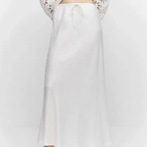 Mango långkjol - Säljer en helt ny oanvänd kjol från mango i stl xxs (passar även xs eller s beroende på hur man vill att den ska sitta), brukar vara slutsåld! Lappen är kvar, nypris är 419kr💗