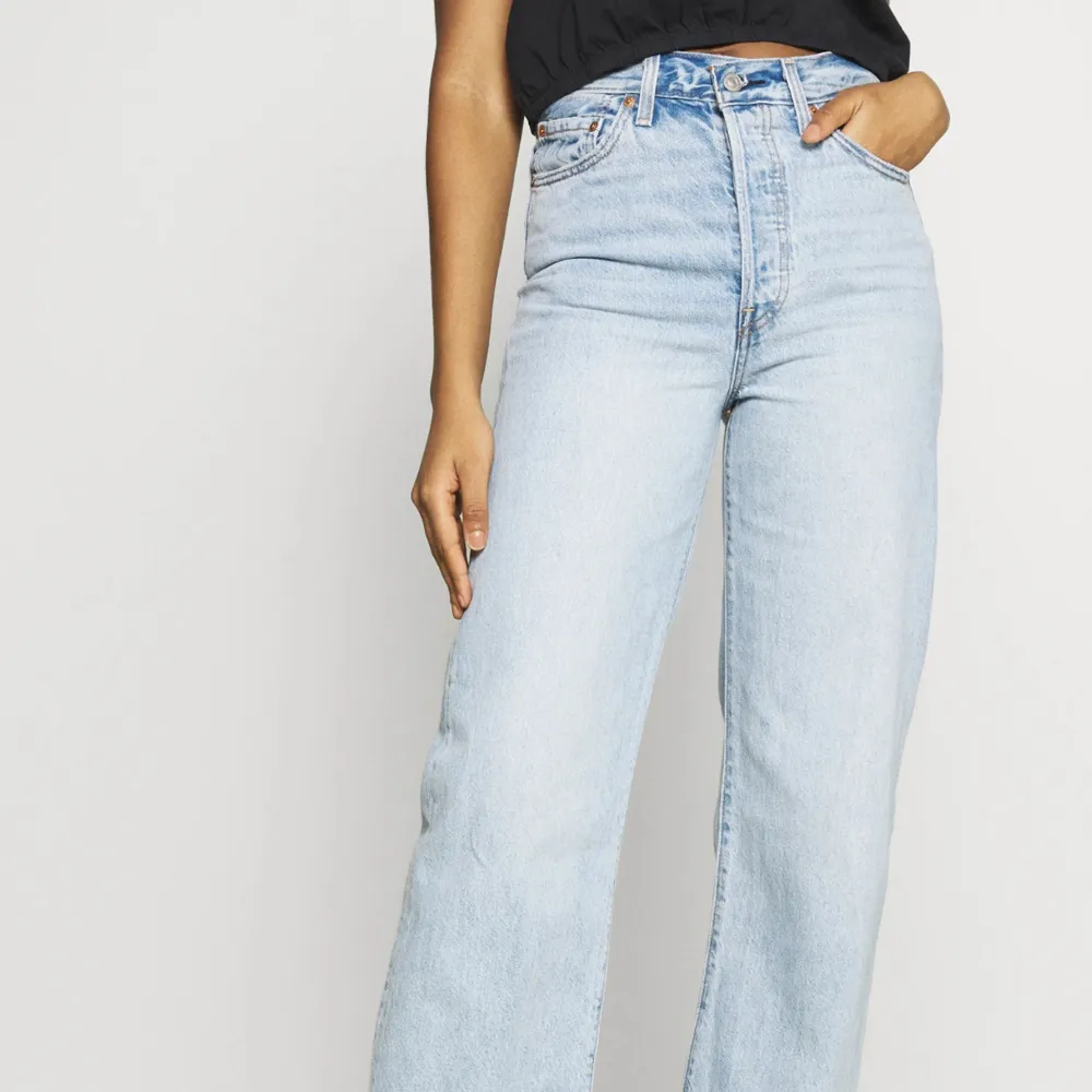 Säljer nu mina nästintill oanvända Levis i modellen ribcage straight! De är i storlek w:26 . Jeans & Byxor.