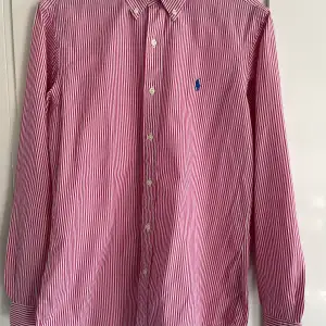 Raulph Lauren skjorta vit rosa randig. Custom fit S. Som ny skick. Titta profilen för mer skjortor och plagg