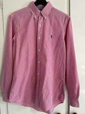 Ralph Lauren skjorta randig - Raulph Lauren skjorta vit rosa randig. Custom fit S. Som ny skick. Titta profilen för mer skjortor och plagg
