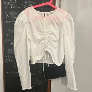 Blus - Säljer en jätte söt blus från only som har lite puffaxlar och snören så man själv kan justera hur kort man vill ha den❤️‍🔥