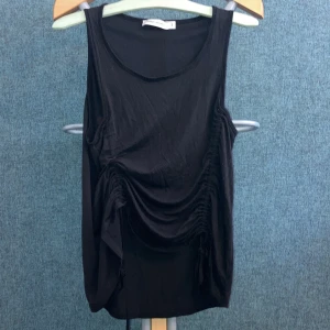 Svart topp med justeringar fram💕🎀 - Basic svart topp från Carin Wester med justeringar fram! Lite oversized🎀💕