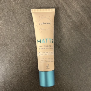 Oanvänd foundation  - Aldrig testad eller använd. Köpt för 179kr säljer för 100kr 