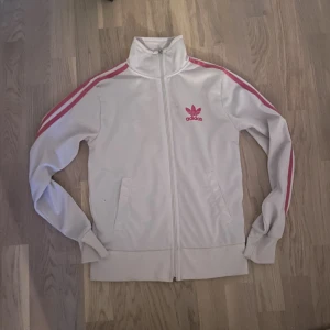 Adidas tröja - Adidas tröja! Skriv gärna om ni har frågor eller vill ha fler bilder, priset kan diskuteras🙌 
