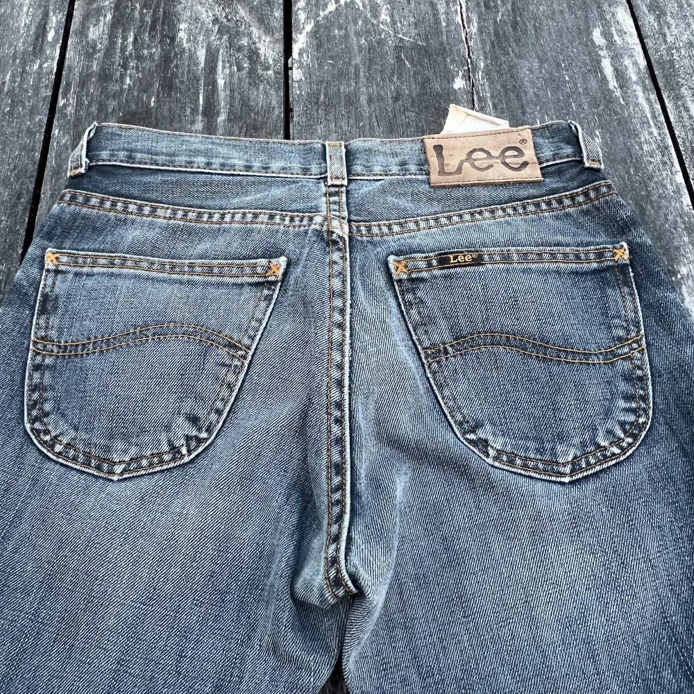 Lågmidjade Lee Jeans (scott regular fit). 13 år (158cm) fint skick, säljer pågrund av min dotter har växt ur dom.. Jeans & Byxor.