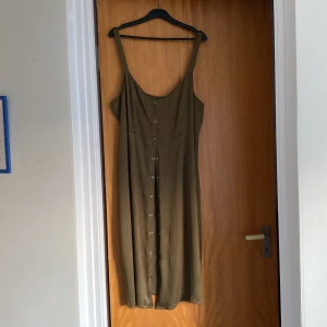 Klänning  - Klänning med knappar hela vägen ner