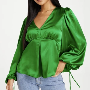 Blus  - Object collectors item - volume top💚 Super söt och skön att ha på sig men inte riktigt min stil, bara testat den aldrig använt den så den är väldigt fräsch💞(original pris 499kr)