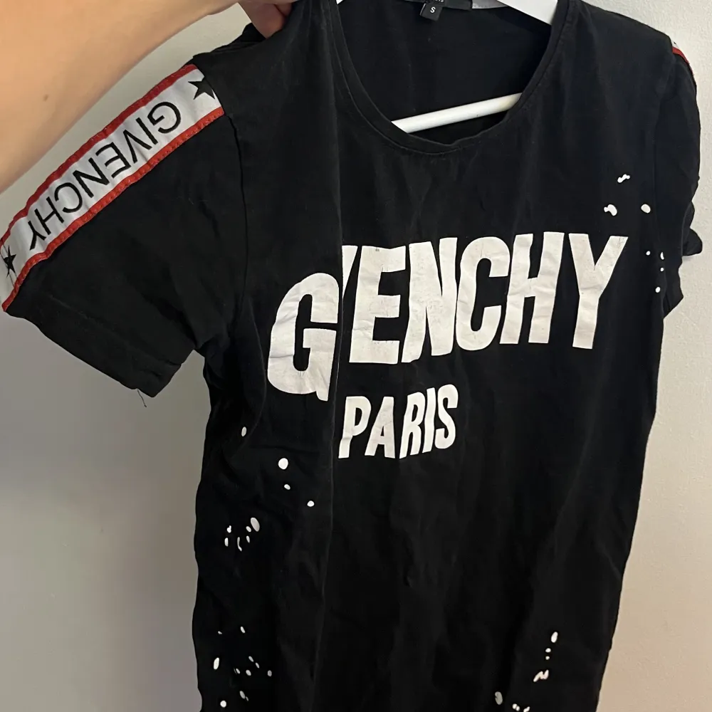 Säljer min Givenchy T-shirt då den inte passar längre!. T-shirts.