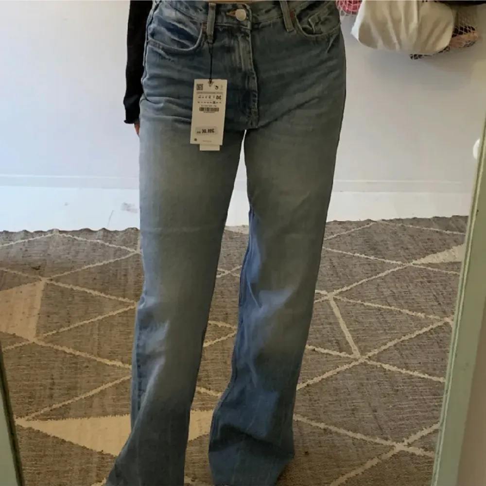 Helt oanvända jeans ifrån Zara som köptes här på Plick. De är fortfarande i nyskick och priset går att diskuteras. (OBS: lånade bilder). Jeans & Byxor.