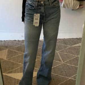 Helt oanvända jeans ifrån Zara som köptes här på Plick. De är fortfarande i nyskick och priset går att diskuteras. (OBS: lånade bilder)