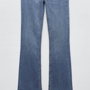 Zara low waist bootcut - Zaras low waist bootcut jeans, fick hem idag men passade inte mig så därför säljer jag dem, helt oanvända eftersom jag fick hem de idag med lapp och allt kvar  Bara att fråga om fler bilder eller om du har fler frågor❤️