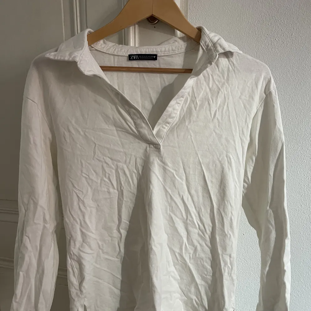 En fin vit tröja, går att ha över ett plagg eller bara som den är! Använd få några gånger . Tröjor & Koftor.