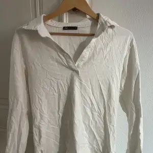 En fin vit tröja, går att ha över ett plagg eller bara som den är! Använd få några gånger 