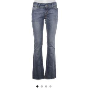 Ett par lågmidjade jeans från Tommy hilfiger men köpta på sellpy! Säljer då dem är för långa på mig som är 166!✨ köptes för 220💕