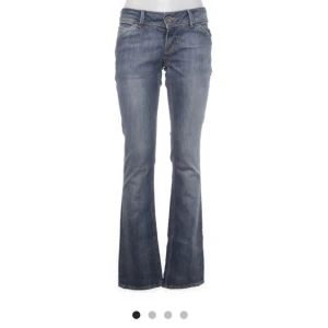 Lågmidjade jeans  - Ett par lågmidjade jeans från Tommy hilfiger men köpta på sellpy! Säljer då dem är för långa på mig som är 166!✨ köptes för 220💕
