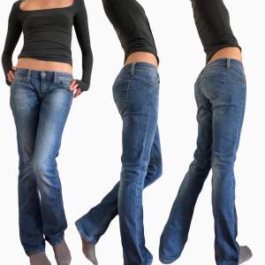 Lågmidjade bootcut jeans i smalare modell från Benetton 💙🦕 midjemått: Ca 83cm Innerbenslängd: Ca 82cm Hela benslängden (alltså från ”topp till tå”): Ca 100cm 🐋 