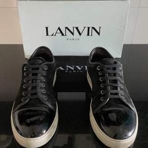 Feta Lanvin-skor i svart! De är EU 42-43, UK 8. De är i ett bra skick och få tecken på användning. 2399 (nypris: 4500kr). Kan frakta via Postnord eller mötas upp i Stockholm. Hör av dig vid frågor eller funderingar😁