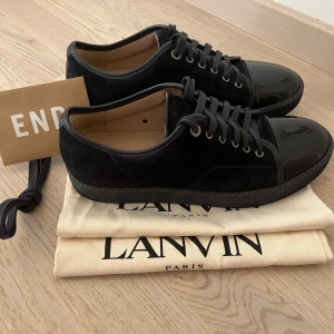 Lanvin Patent Cap Toe Navy  - Lanvin skor i storlek UK 8 - EU 42. Köpta på End i London. Extra skosnören och dustbags finns med.  Knappt använda!  Kan också tänka mig att byta mot annan sko i 42