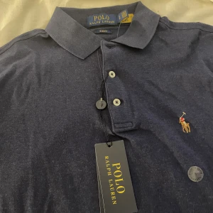 Polo Ralph Lauren Piké strl S - Säljer två stycken Polo Ralph Lauren piké i storlek S slim. Storleken är dessvärre för liten för mig. Aldrig använda. Nypris 1295 :- / STK  Mitt pris 750 :- / stk Eller 1200 :- för bägge. Frakt tillkommer