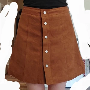 (Fejk)mockakjol - Kjol från H&M. Materialet ska efterlikan mocka.