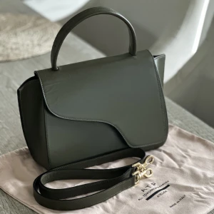 ATP atelier väska - Säljer min väldigt fina väska från ATP atelier då den inte kommer till användning längre. Väskan är i modellen Arezzo och färgen Turtle 💚 finns några repor på väskan som syns på bilderna, skriv om ni vill ha fler bilder! 😊