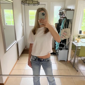 Jeans - Har använt dessa ganska mycket, men de är ändå i bra skick. Jag är 171 lång och de passar mig bra!!