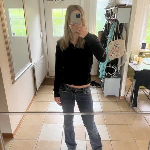 Tröja - Köpte denna för längesen och minns inte vart. Den är i storlek L men sitter bra på mig som vanligtvis när storlek s!