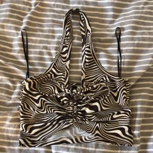 Randig halterneck topp - söt randig halterneck topp från h&m! Bra skick🫶🏼