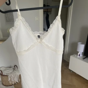 Klänning - Söt tight klänning från hm. Strl m men passar s.